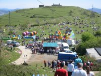 La fiesta inunda el monte Serantes con la romería de Cornites